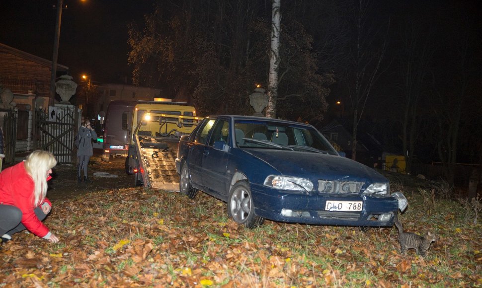 „Volvo“ įvažiavo į Kauno kolegijos menų fakulteto vartus