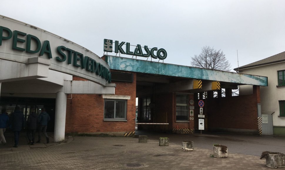 Klaipėdos miesto vadovai penktadienį vėl apžiūrėjo, kaip vyksta krovos darbai KLASCO teritorijoje.