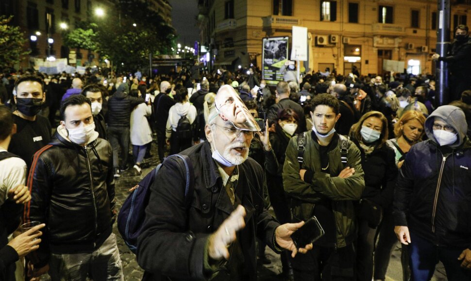 Protestas prie&scaron; koronavirusinius apribojimus Neapolyje