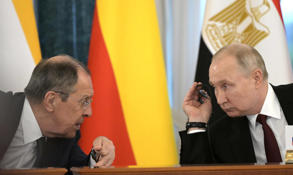 Rusijos užsienio reikalų ministras Sergejus Lavrovas ir Rusijos lyderis Vladimiras Putinas