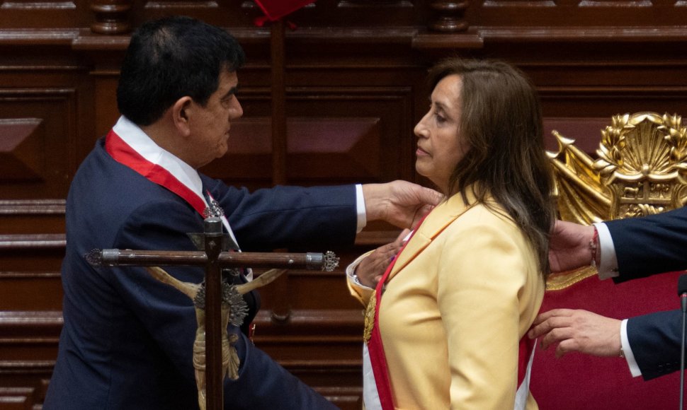 Peru Kongreso pirmininkas Jose Williamsas Zapatas prisaikdina Diną Boluartę naująja prezidente