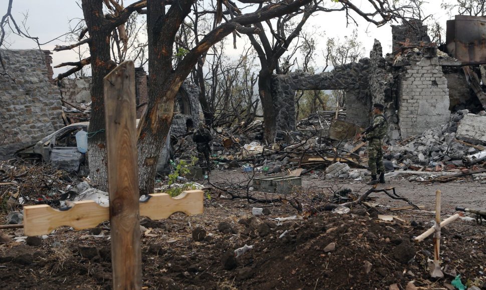 Teroristai prie sugriauto namo Donecke