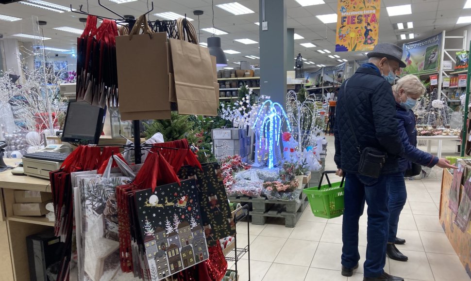 Prekybos centruose jau prasidėjo prekyba kalėdiniais atributais