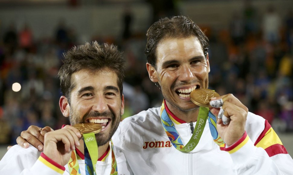 Dvejetų turnyro nugalėtojams įteikti olimpiniai medaliai