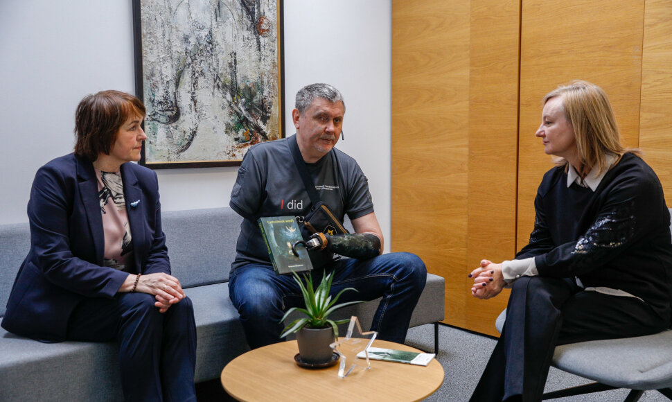 Ukrainos karo veteranas, ra&scaron;ytojas Oleksandras Tere&scaron;čenko padovanojo Nacionalinei bibliotekai žuvusio jauno ra&scaron;ytojo Maksimo Petrenkos knygą &bdquo;Спокійної ноčі&ldquo; (&bdquo;Ramios nakties&ldquo;)