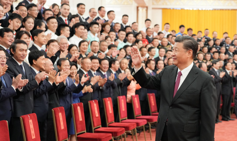 Xi Jinpinas ir Komunistų partijos nariai