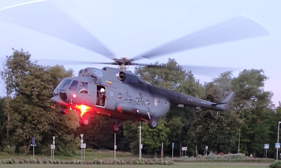 Kaune leidosi Karinių oro pajėgų sraigtasparnis su ypatingu kroviniu iš Latvijos