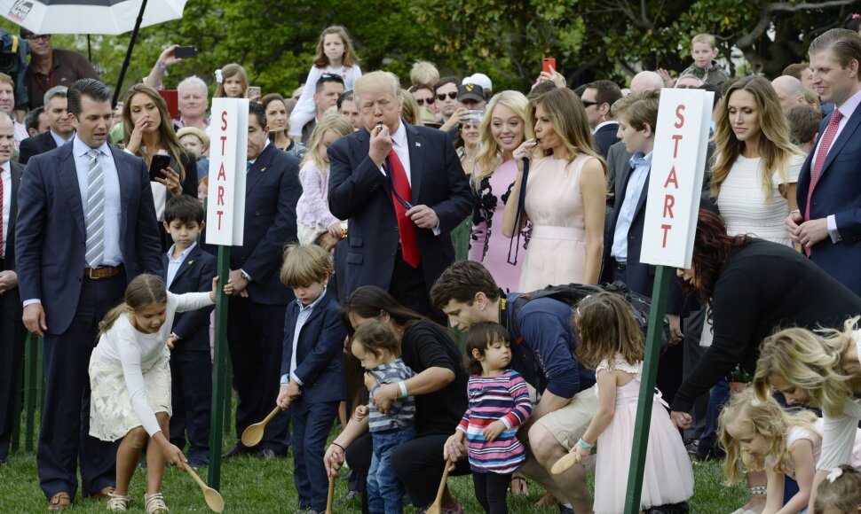 Baltuosiuose rūmuose vyko pirmosios D.Trumpo margučių ridenimo varžybos.
