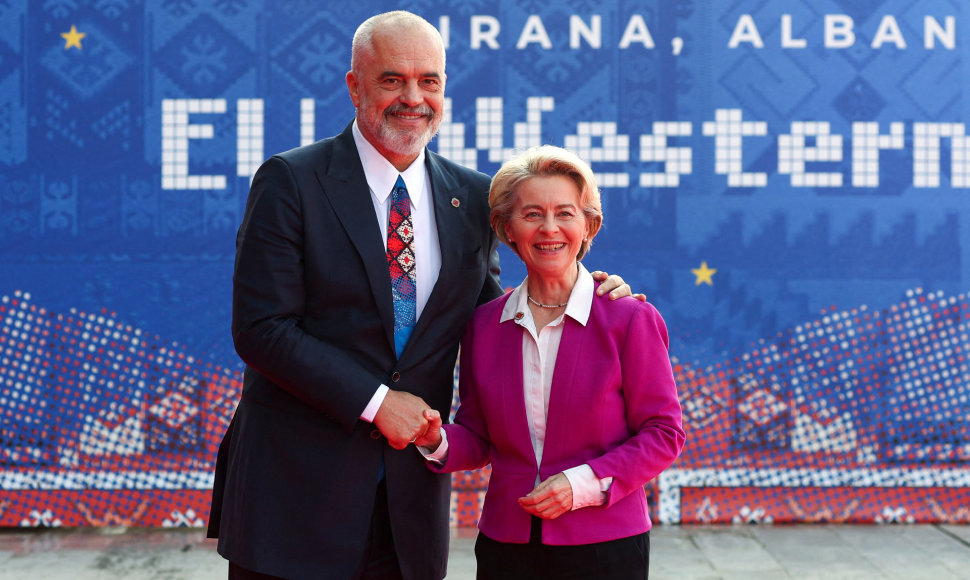 Albanijos ministras pirmininkas Edis Rama sveikina į susitikimą atvykusią Europos komisijos pirmininkę Ursula von der Leyen 
