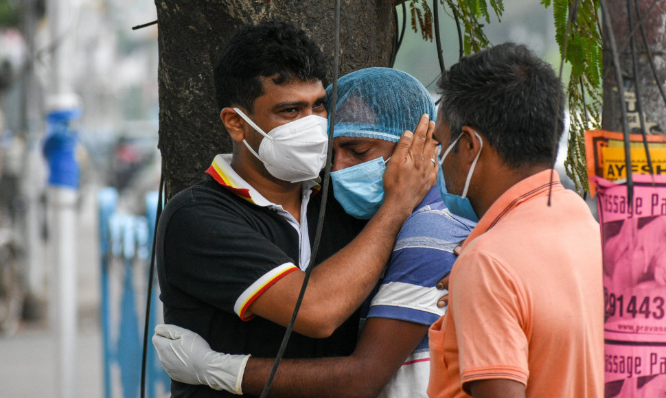 Indija kenčia nuo antrosios viruso bangos