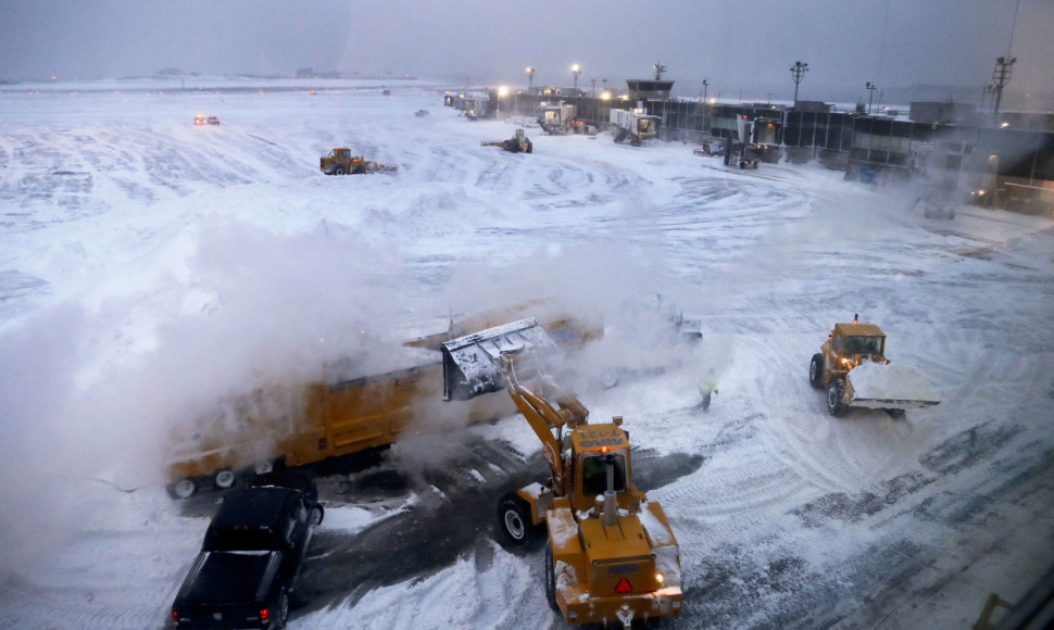 Valomas sniegas J.F.Kennedy oro uoste.