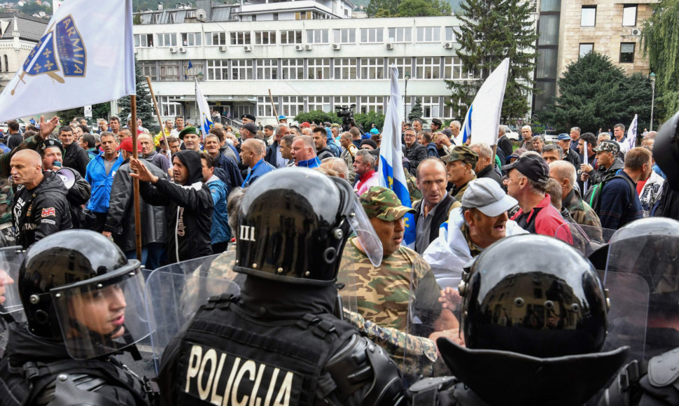 Bosnijos ir Hercegovinos policija susirėmė su karo veteranais