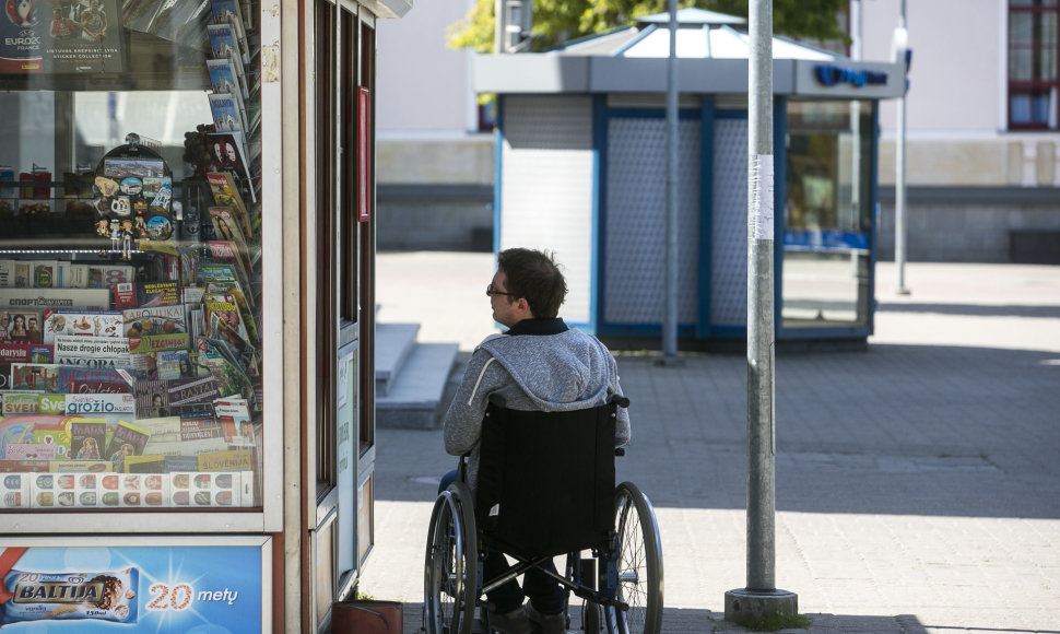 Eksperimentas: neįgaliojo kelionė per autobusų, geležinkelio stotis