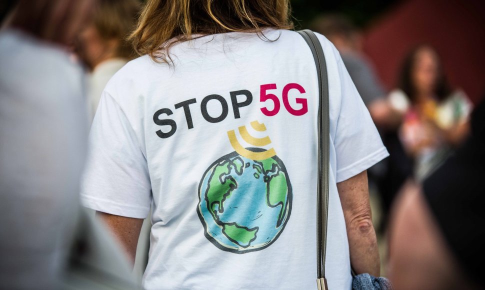 Miunchene vykusio protesto prieš COVID-19 pandemiją dalyvė dėvi marškinėlius, raginančius stabdyti 5G tinklo plėtrą
