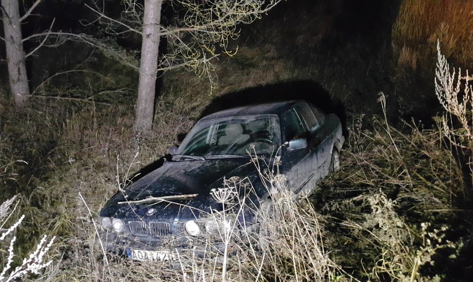 Girtas vairuotojas nesugebėjo suvaldyti savo BMW ir nuriedėjo nuo kelio.