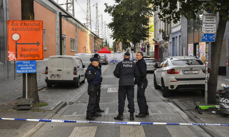 Belgijos pareigūnai tiria vietą, kur ketvirtadienį buvo pasikėsinta į du policininkus