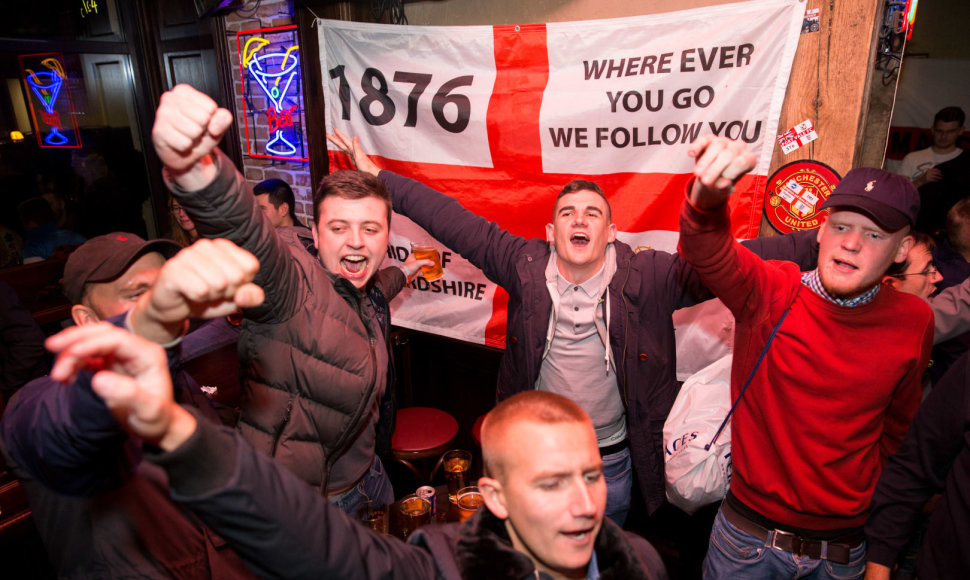 Naktinės Anglijos futbolo fanų linksmybės Vilniuje