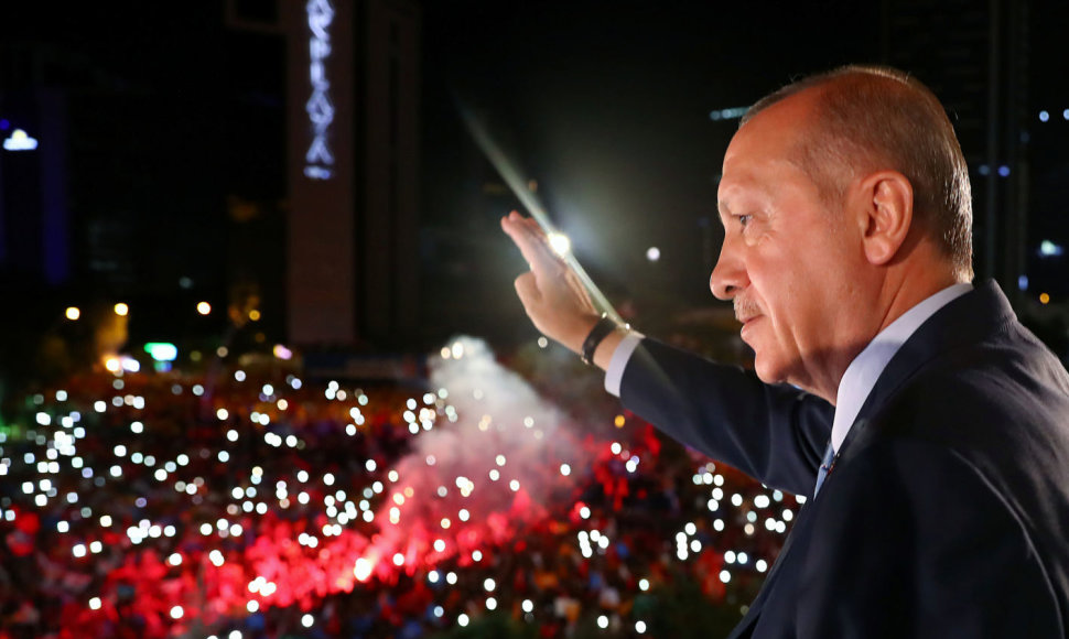 R.T.Erdoganas švenčia pergalę prezidento rinkimuose