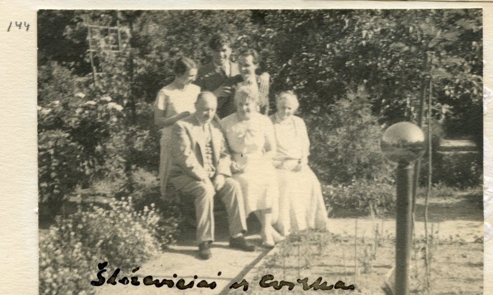 Sleževičių šeima ir Petras Cvirka (antros eilės viduryje) gėlyne prie namo. Fotografavo Pranciškus Šivickis 1934 m. 