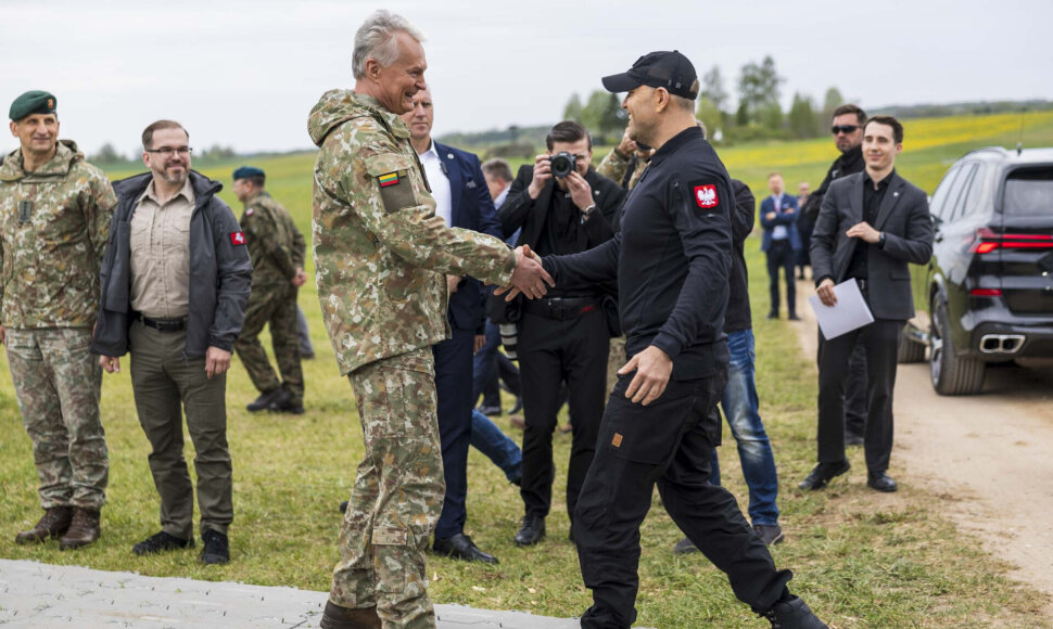 G. Nausėda ir K. Nawrockis stebėjo Suvalkų koridoriaus gynybos pratybas / Lietuvos kariuomenės nuotr.