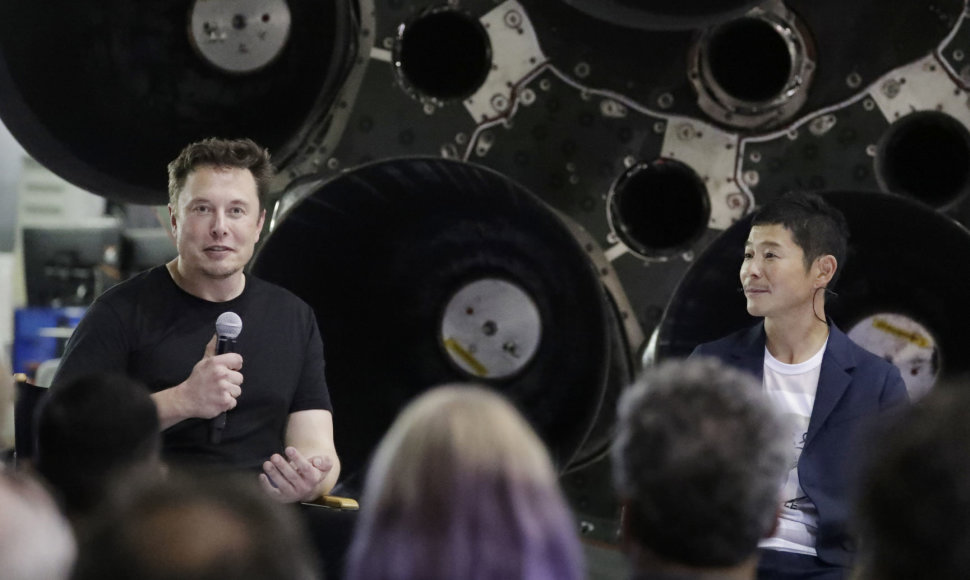 „SpaceX“ vadovas Elonas Muskas ir pirmasis apie Mėnulį skrisiantis turistas Yusaku Maezawa