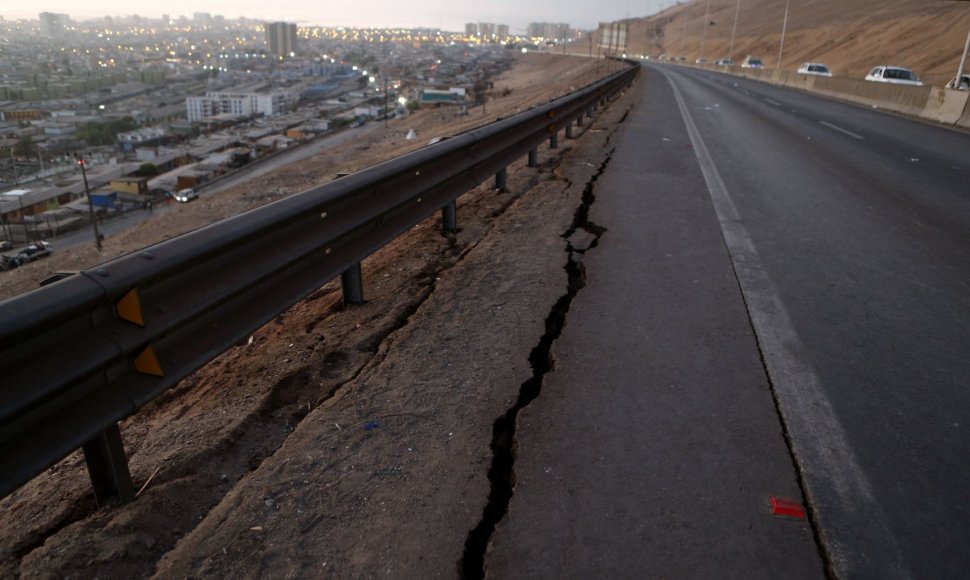 Čilėje per žemės drebėjimą sugadintas kelias