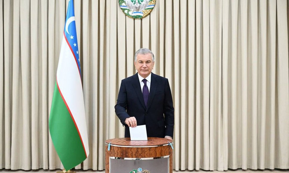 Uzbekistano prezidentas Shavkatas Mirziyoyevas balsuoja referendume