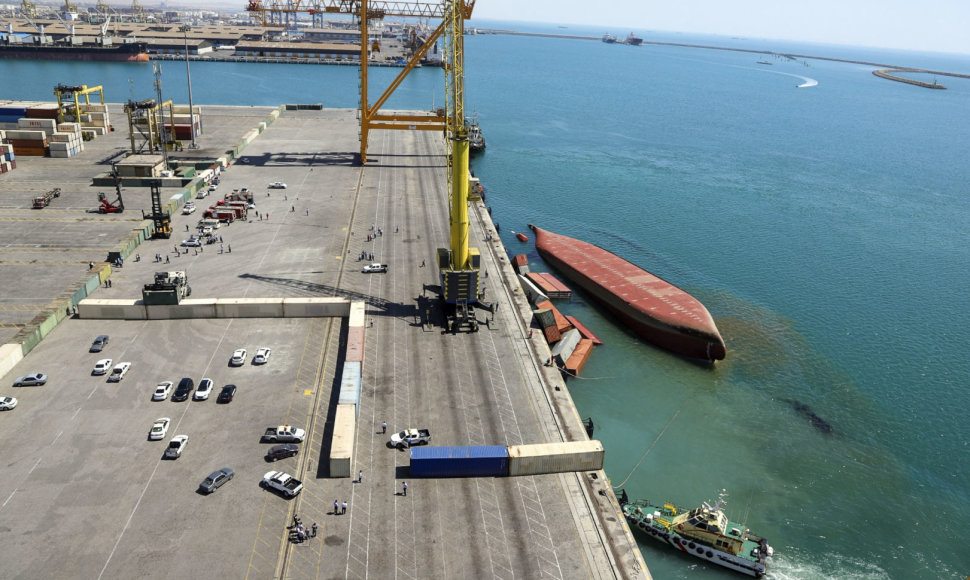 Irano uoste apvirto kraunamas konteinerinis laivas