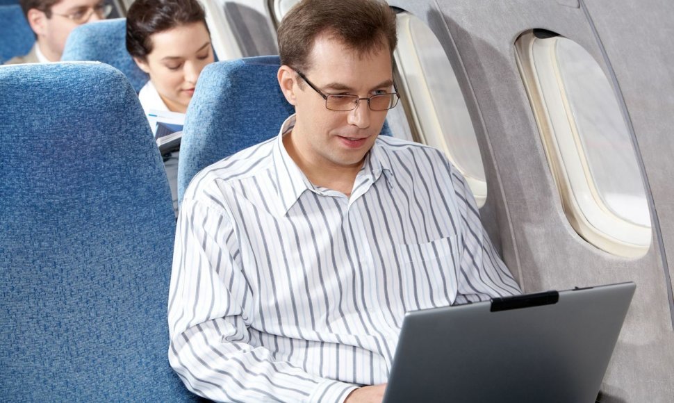 „Air Baltic“ lėktuvuose viso skrydžio metu bus galima naudotis kompiuteriais