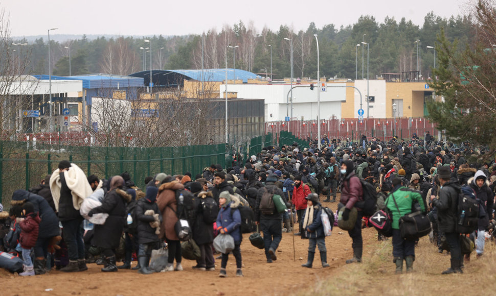 Migrantai Baltarusijoje prie sienos su Lenkija