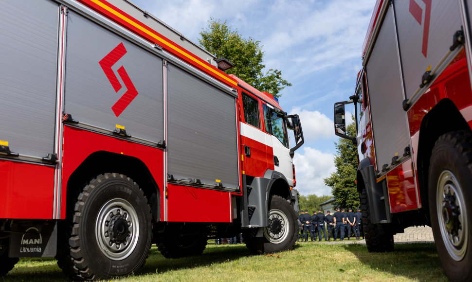 Priešgaisrinės apsaugos ir gelbėjimo departamentas pristatė 20 naujų vidutinės klasės automobilinių cisternų.