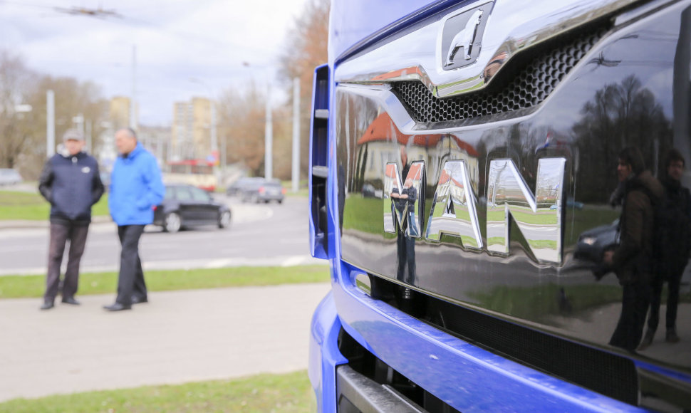 Vežėjų protesto akcija prie Petro ir Povilo bažnyčios – kunigas šventino vilkikus