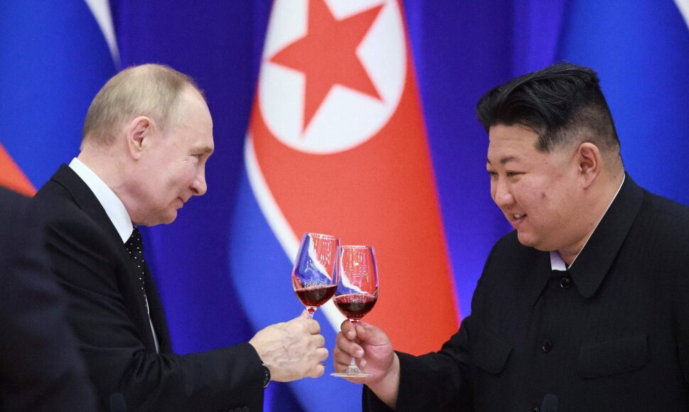 Vladimiras Putinas ir Kim Jong Unas / VLADIMIR SMIRNOV / AFP