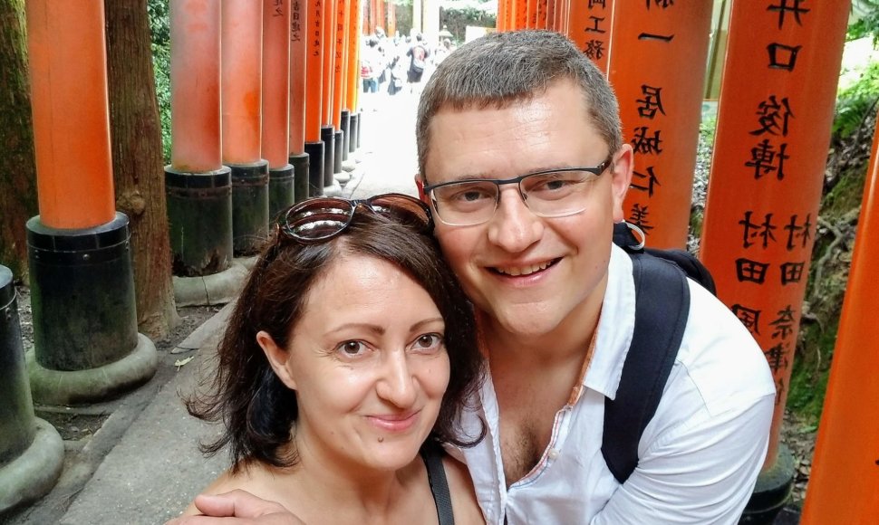 Anna su vyru Fushimi Inari šventykloje, Japonijoje