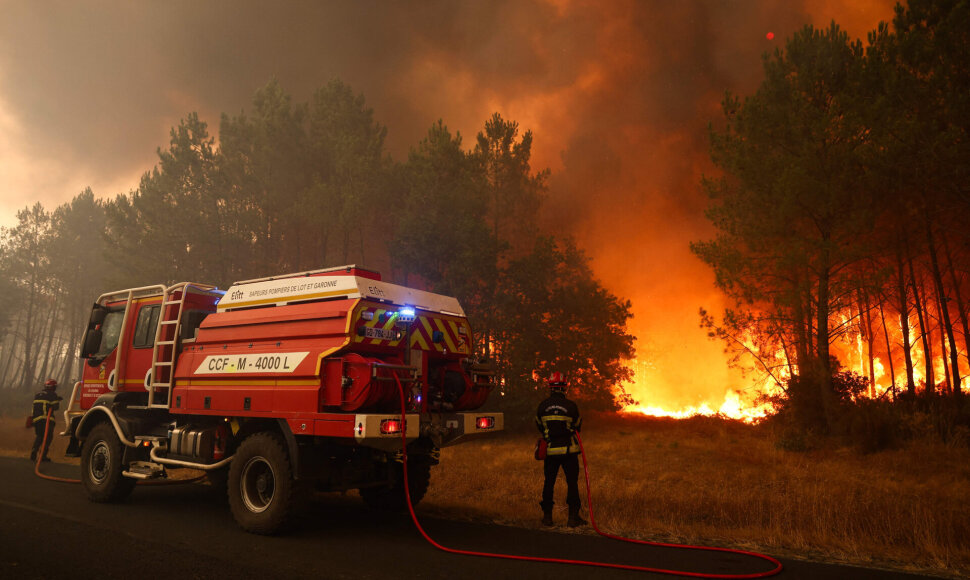 Ugniagesiai kovojantys su gaisru Prancūzijoje / ROMAIN PERROCHEAU / AFP