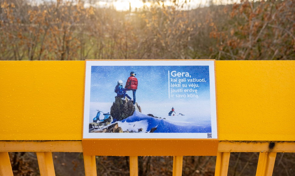 Ant tilto į Vilniaus Vingio parką – instaliacija, kviečianti rūpintis psichikos sveikata