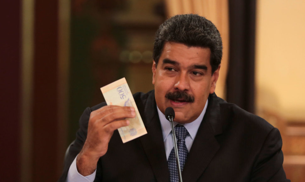 Nicolas Maduro laiko naująją Venesuelos valiutą