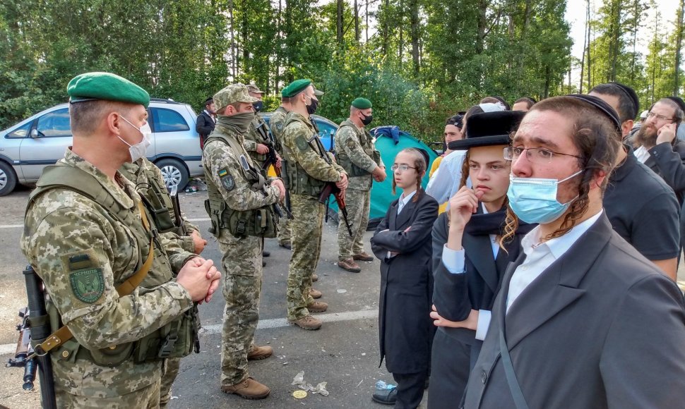 Žydų piligrimai prie sienos su Ukraina Baltarusija