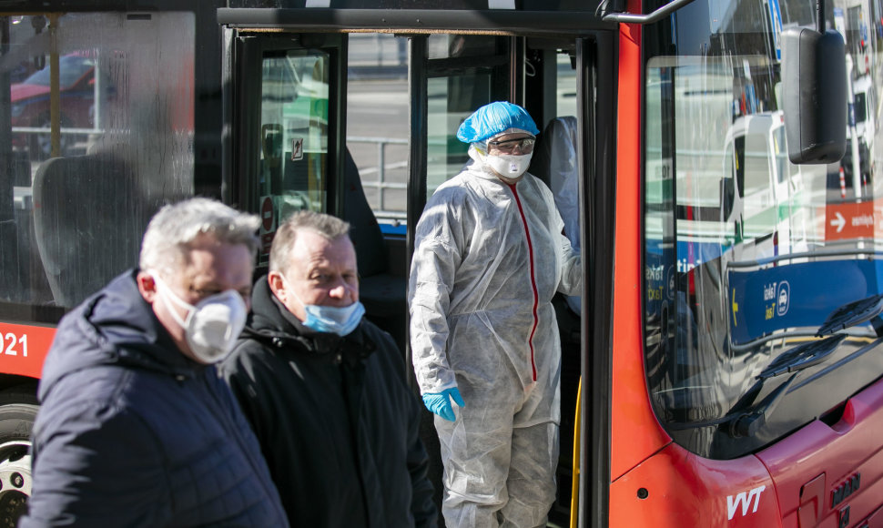 Specialiosios tarnybos ir autobusai laukia atvykstančių keleivių