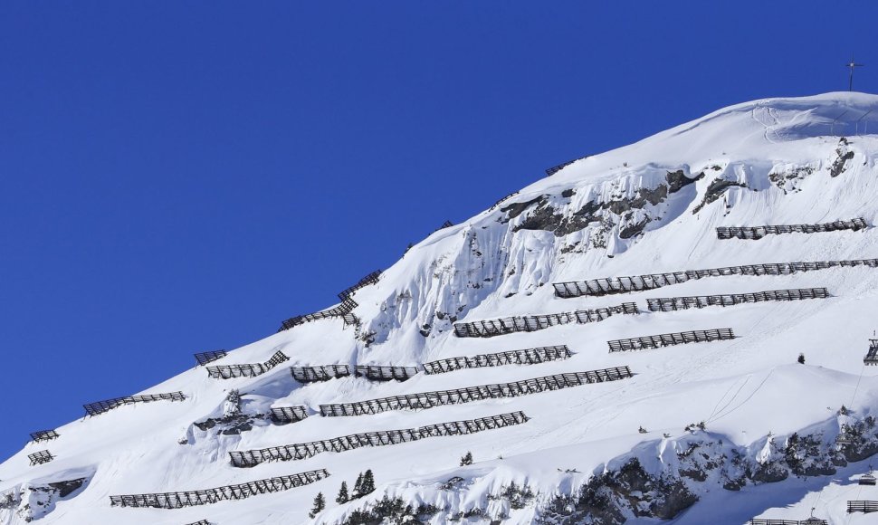 Lech am Arlbergo kurorto viršūnėse Austrijos Alpėse pilna užtvarų nuo griūčių.