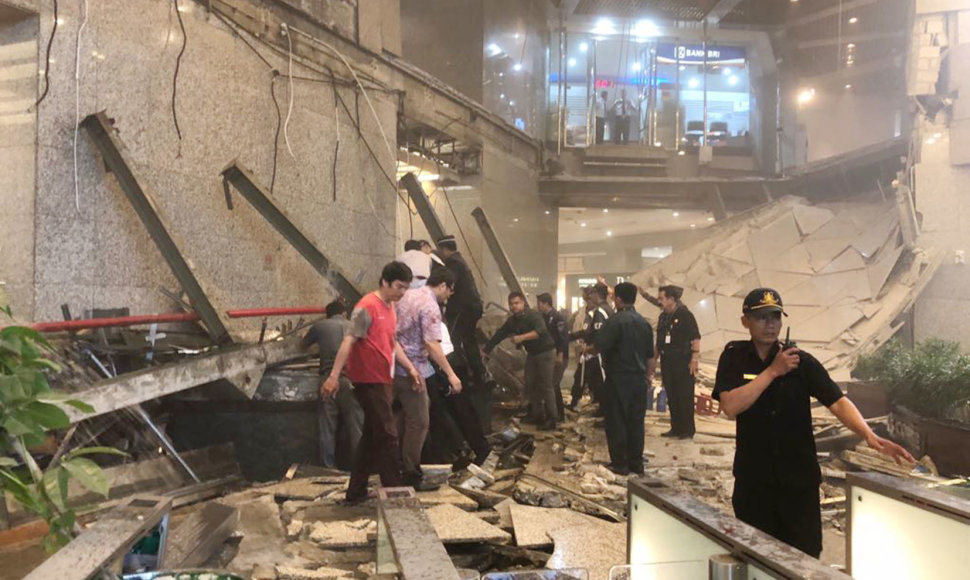 Indonezijos vertybinių popierių biržoje įgriuvus grindims sužeisti 50 žmonių