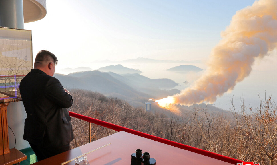 Raketos paleidimą stebintis Kim Jong Unas / KCNA / via REUTERS