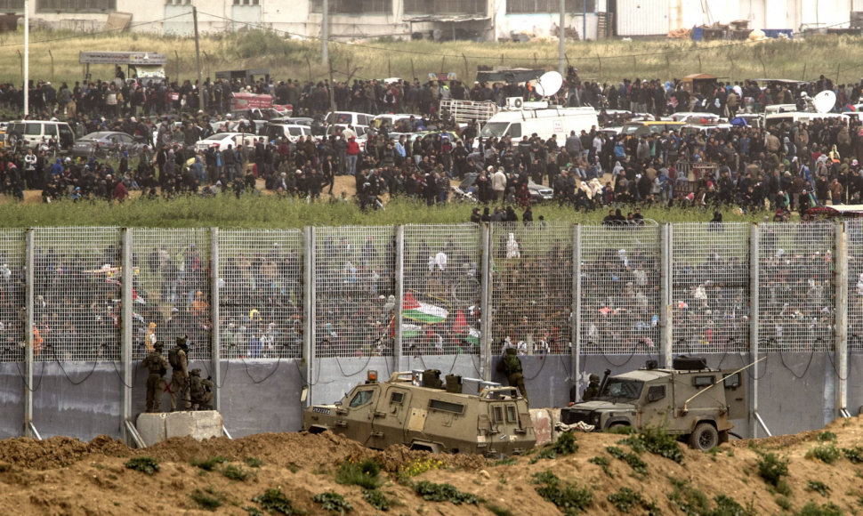 Palestiniečių minios prie Izraelio sienos