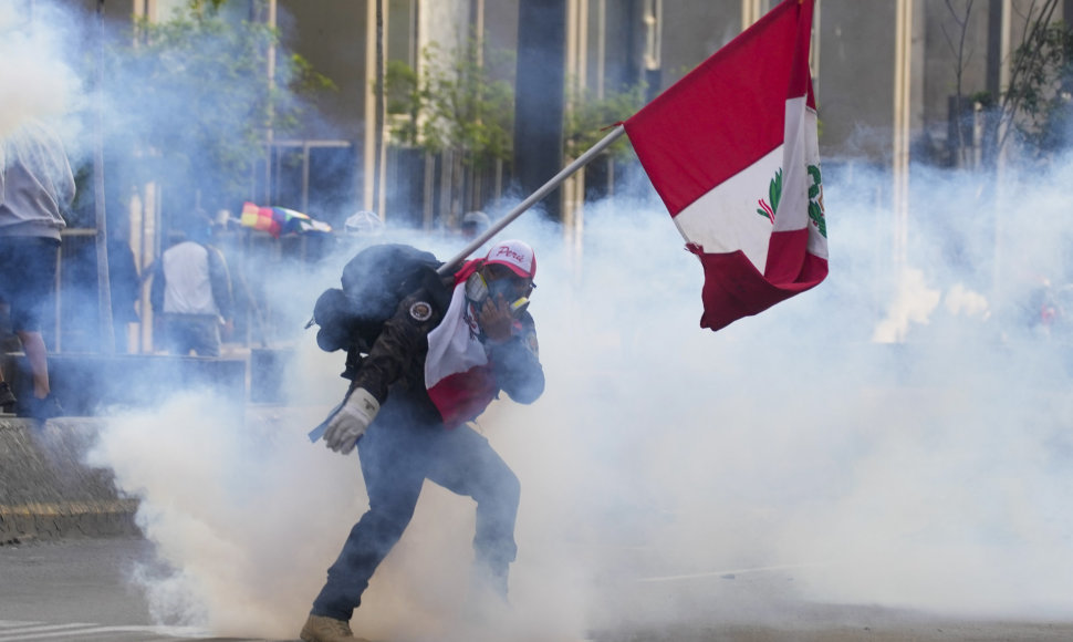 Protestuotojas su Peru vėliava