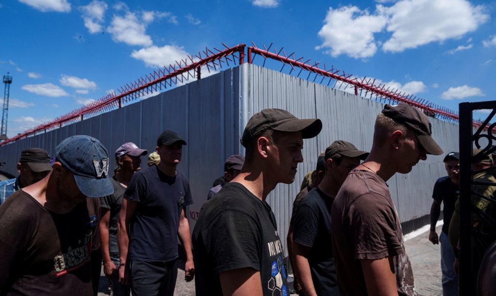 Ukrainos kaliniai jungiasi prie ginkluotųjų pajėgų