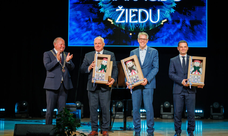 Raudondvario dvare Kauno rajono garbės ženklais apdovanoti pasižymėję kra&scaron;tui asmenys
