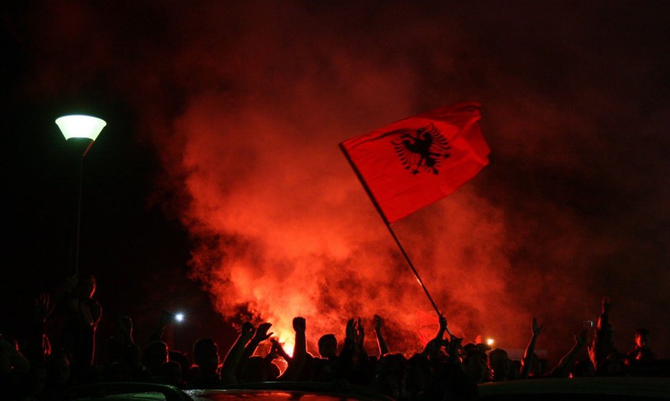 Albanijos futbolo rinktinę sirgaliai pasitinka kaip nugalėtojus