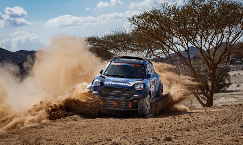 Vaidotas Žala ir Paulo Fiuza testuoja automobilį prieš Dakarą