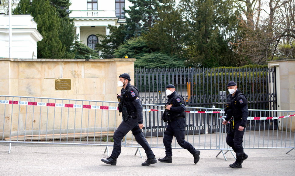 Čekijos policija prie Rusijos ambasados Prahoje