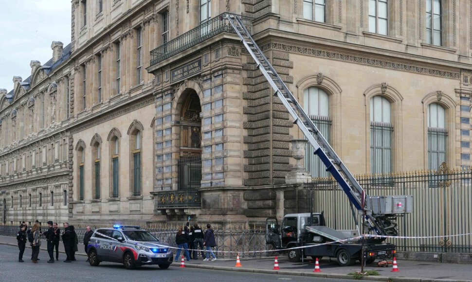 Policija nusikaltimo vietoje &scaron;alia mobilaus lifto, kuriuo pasinaudojo nusikaltėliai